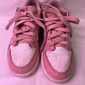 Nike dunks Kid size 2 Sneakers in Pink and White